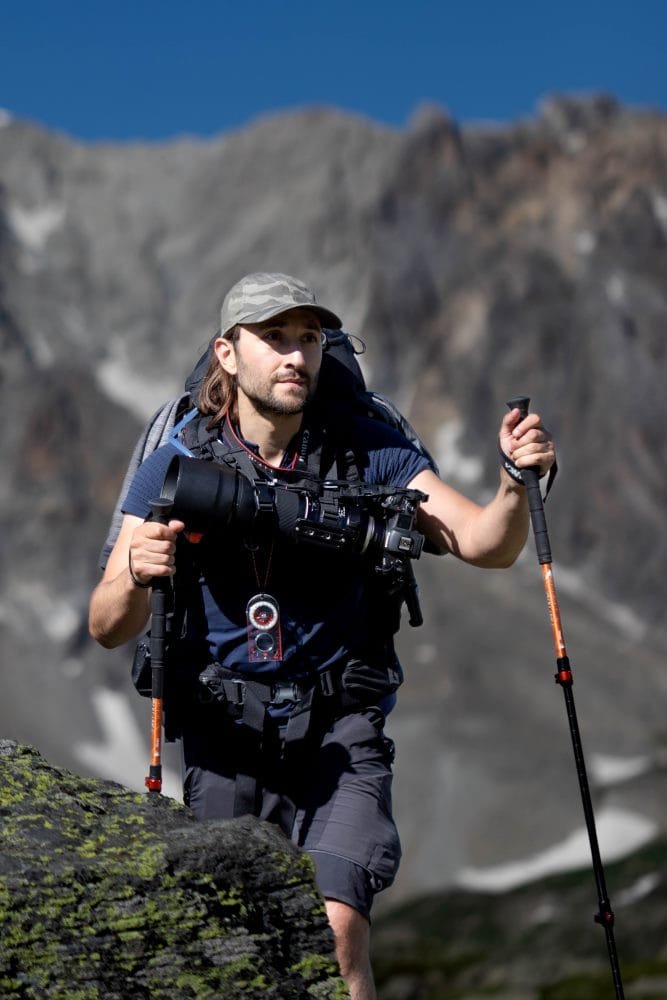 Portrait de Rémi Gastaud marchant dans les montagnes