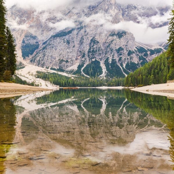 Obtenez le tirage "Brumes miroitées" lac miroitant une montagne au milieu des arbres