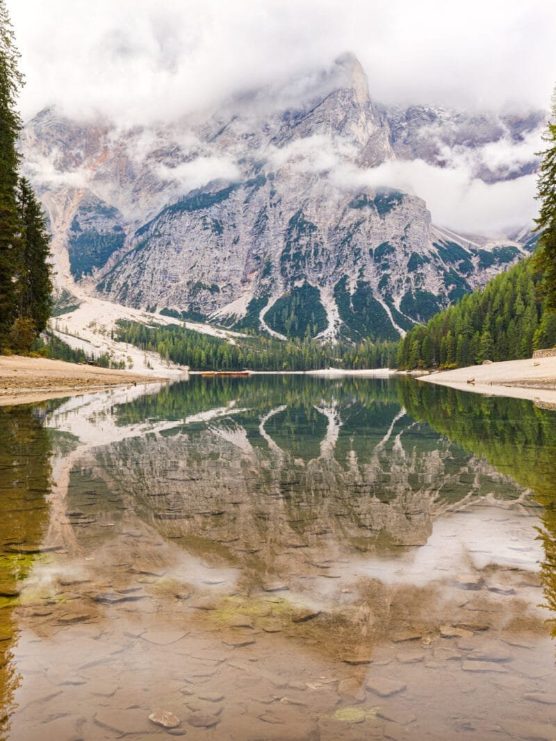 Obtenez le tirage "Brumes miroitées" lac miroitant une montagne au milieu des arbres