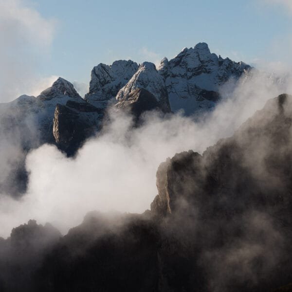 Obtenez le tirage "Crêtes fantasmées" de crêtes rocheuses enneigées au milieu des nuages