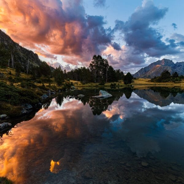 Tirage d'Art "Passation inexorable" d'un lac de montagne reflétant les nuages colorés du lever de soleil