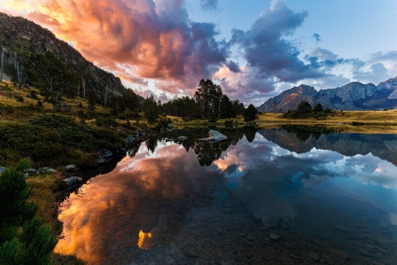 Tirage d'Art "Passation inexorable" d'un lac de montagne reflétant les nuages colorés du lever de soleil