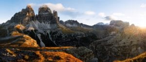 Tirage d'Art "Contemplation des Géants" Panorama de montagne au soleil levant avec une femme debout contemplant le paysage
