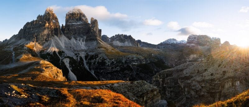 Tirage d'Art "Contemplation des Géants" Panorama de montagne au soleil levant avec une femme debout contemplant le paysage