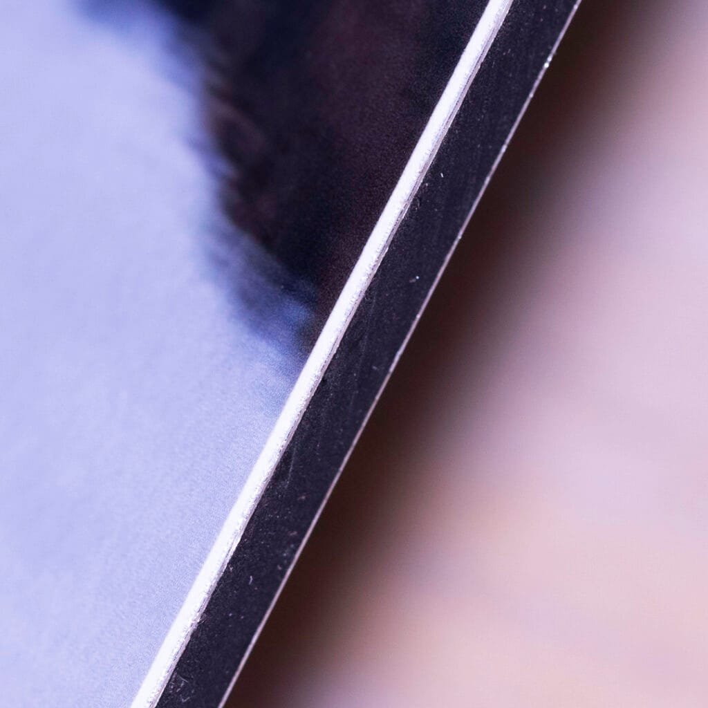 Tranche d'un contre-collage d'une impression sur Dibond 3mm