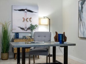 Mise en situation du tirage d'Art "Sous ses ailes" dans un bureau