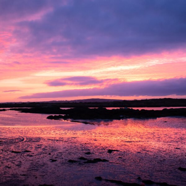 Tirage d'Art "Marée rosée" - Coucher de soleil inoubliable immortalisé lors de mon roadtrip d'adieu à l'Irlande à la jetée de Costelloe.