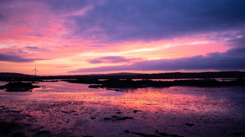 Tirage d'Art "Marée rosée" - Coucher de soleil inoubliable immortalisé lors de mon roadtrip d'adieu à l'Irlande à la jetée de Costelloe.