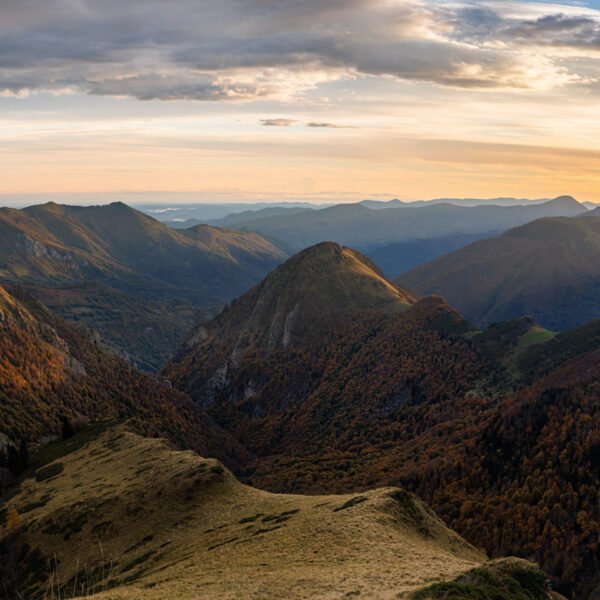Obtenez le tirage "Rayon d’automne" - Photo prise de l'arrête d'une montagne Ariégeoise en direction des plaines occitanes alors que le soleil se lève.