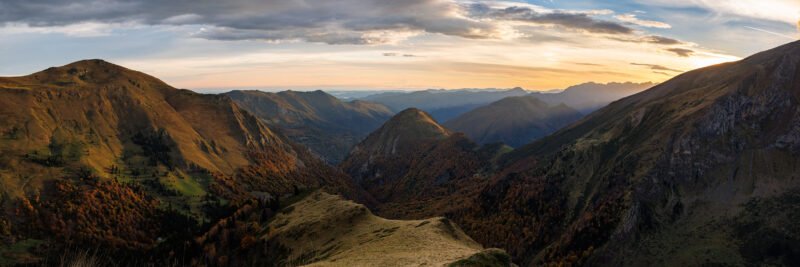 Obtenez le tirage "Rayon d’automne" - Photo prise de l'arrête d'une montagne Ariégeoise en direction des plaines occitanes alors que le soleil se lève.