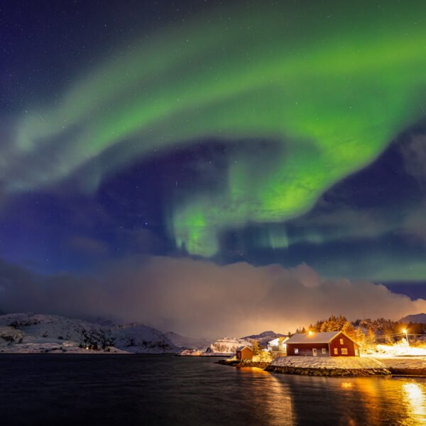 Tirage d'Art "Danses magnétiques" - Aurore boréale à couper le souffle au dessus d'un village de pêcheur dans les Lofoten en Norvège.
