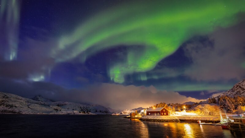 Tirage d'Art "Danses magnétiques" - Aurore boréale à couper le souffle au dessus d'un village de pêcheur dans les Lofoten en Norvège.