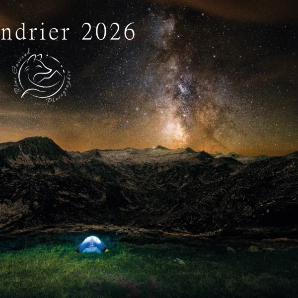 Première de couverture du calendrier 2026 montrant la photo "Unité et Tout". La photo montre une scène nocturne d'une tente bleue éclairée de l'interieur face à une montagne surplombée par la voie lactée.