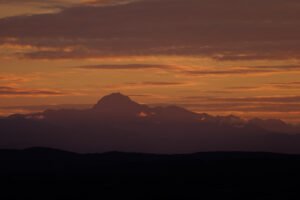 Obtenez le tirage d'Art "Pic du Midi avant la nuit" - Photo du Pic du Midi de Bigorre prise depuis les falaises surplombant la Garonne. Elle fait partie de ma série sur la vallée de la Lèze. Série la «Vallée de la Lèze»