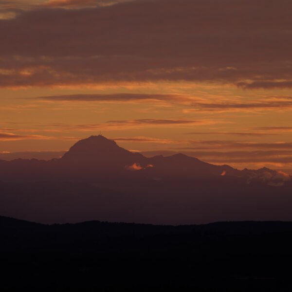 Obtenez le tirage d'Art "Pic du Midi avant la nuit" - Photo du Pic du Midi de Bigorre prise depuis les falaises surplombant la Garonne. Elle fait partie de ma série sur la vallée de la Lèze. Série la «Vallée de la Lèze»