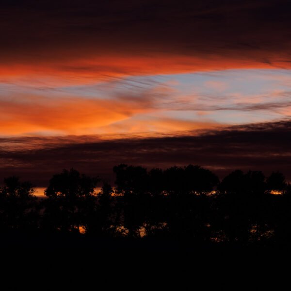 Tirage d'Art "Reflet sans reflet" - photographie d'un coucher à couper le souffle. La lumière se glissant entre les nuages et les arbres donne l'illusion d'un reflet. Cette photo fait partie de ma série sur la vallée de la Lèze.