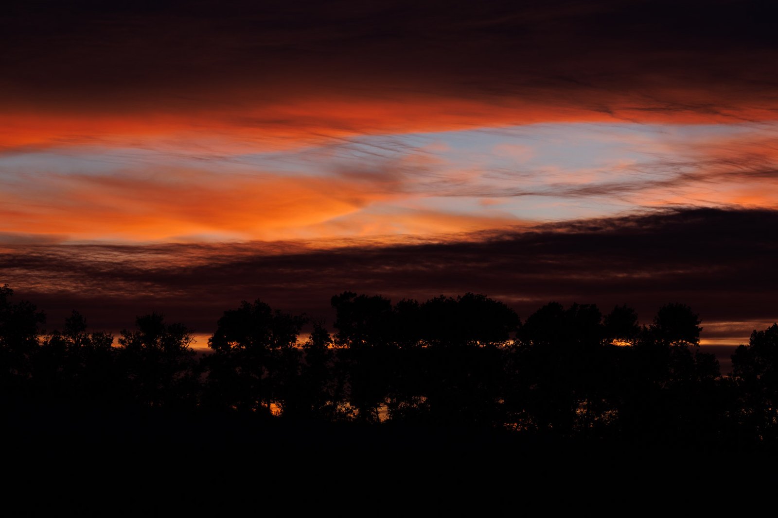 Tirage d'Art "Reflet sans reflet" - photographie d'un coucher à couper le souffle. La lumière se glissant entre les nuages et les arbres donne l'illusion d'un reflet. Cette photo fait partie de ma série sur la vallée de la Lèze.