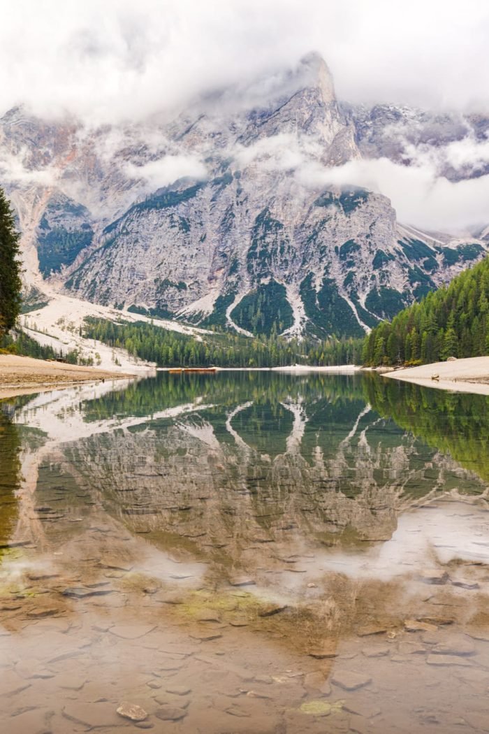 Obtenez le tirage "Brumes miroitées" lac miroitant une montagne au milieu des arbres